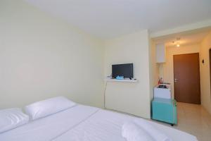Tifolia Studio Apartment with Double Bed near LRT Station By Travelio