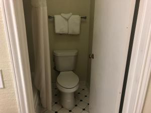 1 King Bed Smoking room in Americas Best Value Inn Denver