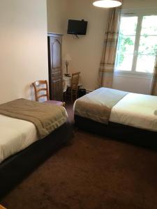 Hotels Hostellerie de Pavillon Saint-Hubert : Chambre Triple Confort avec Douche