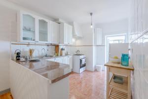 Bright & Spacious Alfama Apartment, By TimeCooler