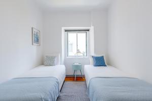Bright & Spacious Alfama Apartment, By TimeCooler