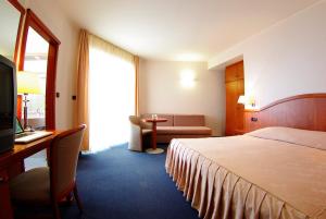 Twin Room with Balcony and Sea View room in Hotel Villa Marija