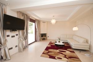 Two-Bedroom Apartment with Balcony and Sea View room in St.George Apartments