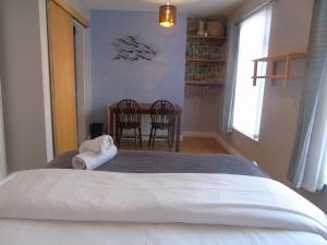 Big Yellow Door in Queens Quarter