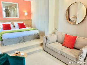 Hotels Hotel Outre-Mer - Villa Le Couchant : Suite avec Terrasse et Vue sur la Mer