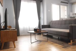 Deluxe 2BR Apartment at Newton Residence Bandung with Mountain View By Travelio