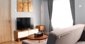 Deluxe 2BR Apartment at Newton Residence Bandung with Mountain View By Travelio