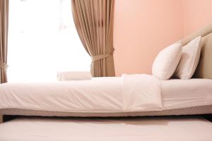 Deluxe 2BR Apartment at Newton Residence Bandung with Mountain View By Travelio