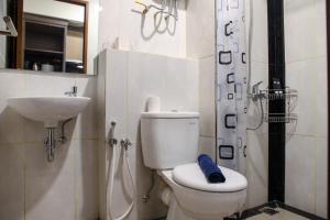 Minimalist and Comfy 1BR Grand Kamala Lagoon Apartment By Travelio