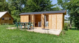 Lodges Camping de Tournus - Drole de cabane : photos des chambres