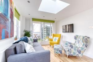 Central Bright 3 Bed Flat with Pool & Parking