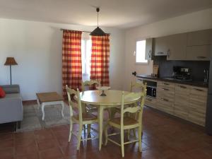 Appartements Gite/Appartement Saint Bernard : Appartement - Vue sur Jardin