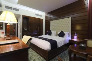 Standard King room in Capital O 325 Queen Palace Hotel