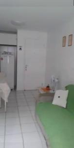 NA BEIRA MAR DE PAJUCARA- EDIF NEO- APARTAMENTO QUARTO E SALA - TEM VARANDA - VISTA LATERAL DO MAR - RUA JULIO PLECH FILHO 60 ESQUINA COM AVENIDA DOUTOR ANTONIO GOUVEIA - CONSUMO ELETRICO É PAGO No CKECK-OUT 1KWH É 1,35 REIAS - ANDAR "6"