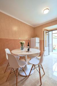 Spacious and Renovated Apartment With Amazing Patio, By TimeCooler