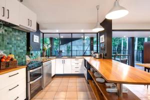 Cool Noosa Home. Central location. AC. Gym. WIFI. Netflix