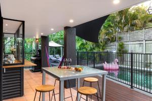 Cool Noosa Home. Central location. AC. Gym. WIFI. Netflix
