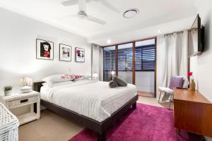 Cool Noosa Home. Central location. AC. Gym. WIFI. Netflix