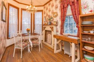 The Victorian Cottage at Creekside Camp & Cabins