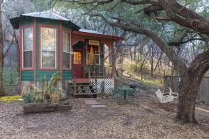 The Victorian Cottage at Creekside Camp & Cabins - Spicewood