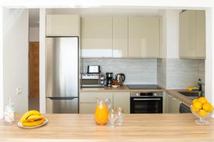 Esmeralda. Lovely and new apartment right by the ocean!