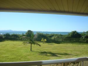 Apartamento com 4 suítes pé na areia