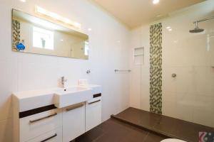 Gorgeous 4 Bed Beachside Apartment - Diamond Beach Resort