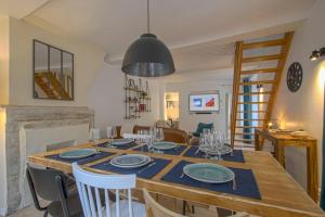 Appartements Freedom Grand Triplex lumineux decoration contemporaine - PLEIN CENTRE HISTORIQUE BAYEUX - PARKING GRATUIT A PROXIMITE PROCHE COMMERCES RESTAURANTS - PLAGES DU DEBARQUEMENT : photos des chambres