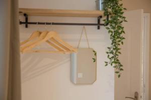 Appartements Freedom Grand Triplex lumineux decoration contemporaine - PLEIN CENTRE HISTORIQUE BAYEUX - PARKING GRATUIT A PROXIMITE PROCHE COMMERCES RESTAURANTS - PLAGES DU DEBARQUEMENT : photos des chambres
