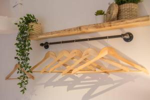 Appartements Freedom Grand Triplex lumineux decoration contemporaine - PLEIN CENTRE HISTORIQUE BAYEUX - PARKING GRATUIT A PROXIMITE PROCHE COMMERCES RESTAURANTS - PLAGES DU DEBARQUEMENT : photos des chambres