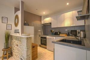 Freedom Grand Triplex lumineux décoration contemporaine - PLEIN CENTRE HISTORIQUE BAYEUX - PARKING GRATUIT A PROXIMITE PROCHE COMMERCES RESTAURANTS - PLAGES DU DEBARQUEMENT