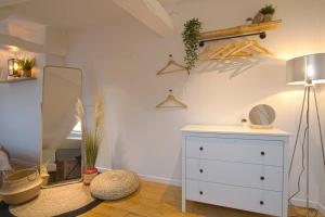 Appartements Freedom Grand Triplex lumineux decoration contemporaine - PLEIN CENTRE HISTORIQUE BAYEUX - PARKING GRATUIT A PROXIMITE PROCHE COMMERCES RESTAURANTS - PLAGES DU DEBARQUEMENT : photos des chambres