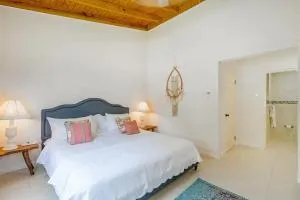 New 3-bed on Hip Strip, Beach access, Sleeps 8 - Montego Bay