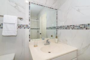 New 3-bed on Hip Strip, Beach access, Sleeps 8