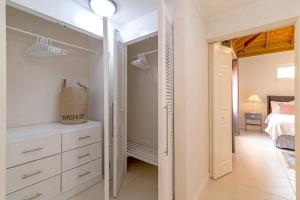 New 3-bed on Hip Strip, Beach access, Sleeps 8