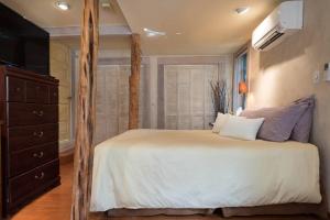 Tiny Tasteful 1 - Downtown