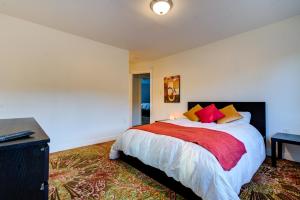 Deluxe King Studio room in INNhale Bed and Brunch