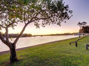 Mariner Cove 1 - Luxurious 2 BR on River by beach