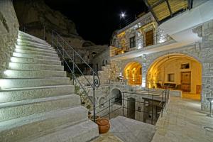 Risus Cave Suites