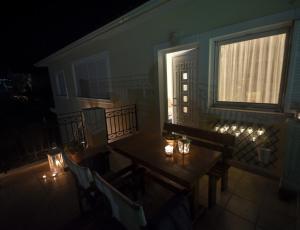 House of Hats - next to the coast - Karavomylos