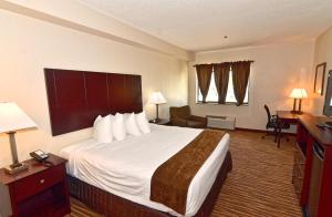 King Room - Disability Access room in Cobblestone Inn & Suites - Clarion