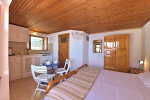Veronica House
