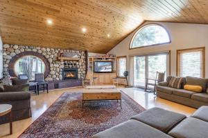 Four-Bedroom House room in Deluxe Tahoe Donner Home