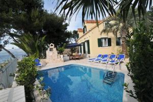 Deluxe Villa Sirena on the beach with Pool