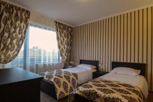 Twin Room with Balcony room in Pensiunea Toscana
