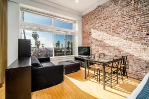 Large Oceanfront Studio room in AIR Venice on the Beach