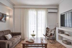 Marvelous n Bright Apt next to Megaro Mousikis
