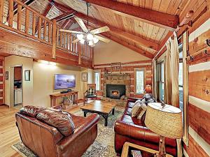 Four-Bedroom House room in New Listing! Luxe Cabin Near Great Smoky Mountains Home
