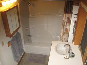 Two-Bedroom Cottage - Granite room in Rye Creek Lodge