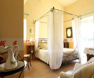 B&B / Chambres d'hotes MAS DES FIGUES - Mas XVIIIe tres calme - Certifie Biologique FRBio10 - jardin naturel ecologique - piscine 12x6 - Copieux brunch paysan mediterraneen cuisine du jardin huile d'olive - Agritourisme Alpilles Saint Remy de Provence du 01 mai au 30 septembre : photos des chambres
